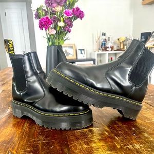 Dr. Marten Platform 2976 Smooth Leather Chelsea Boots